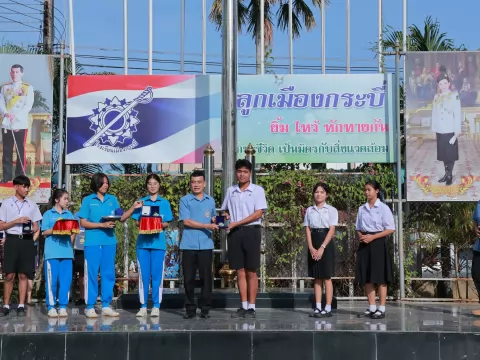 มอบเหรียญรางวัลพร้อมเกียรติบัตรให้กับนักเรียนและคุณครู