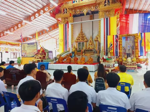 กิจกรรมถวายเทียนพรรษาแด่พระภิกษุสงฆ์ในพุทธศาสนก่อนเทศกาลเข้าพรรษ